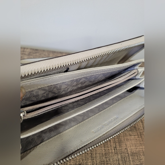 Michael Kors wristlet wallet - Picture 7 of 10